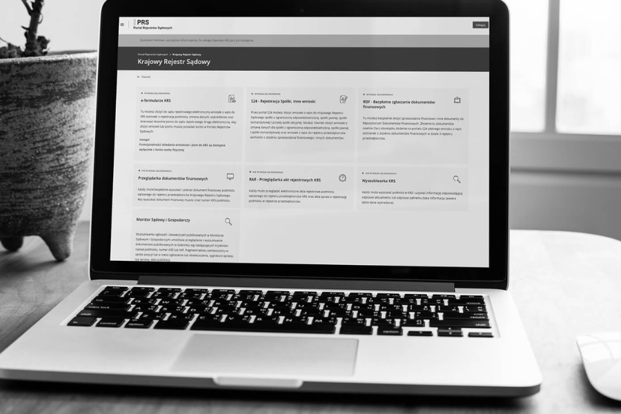 Portal Rejestrów Sądowych z Krajowym Rejestrem Sądowym wyświetlony na ekranie laptopa.