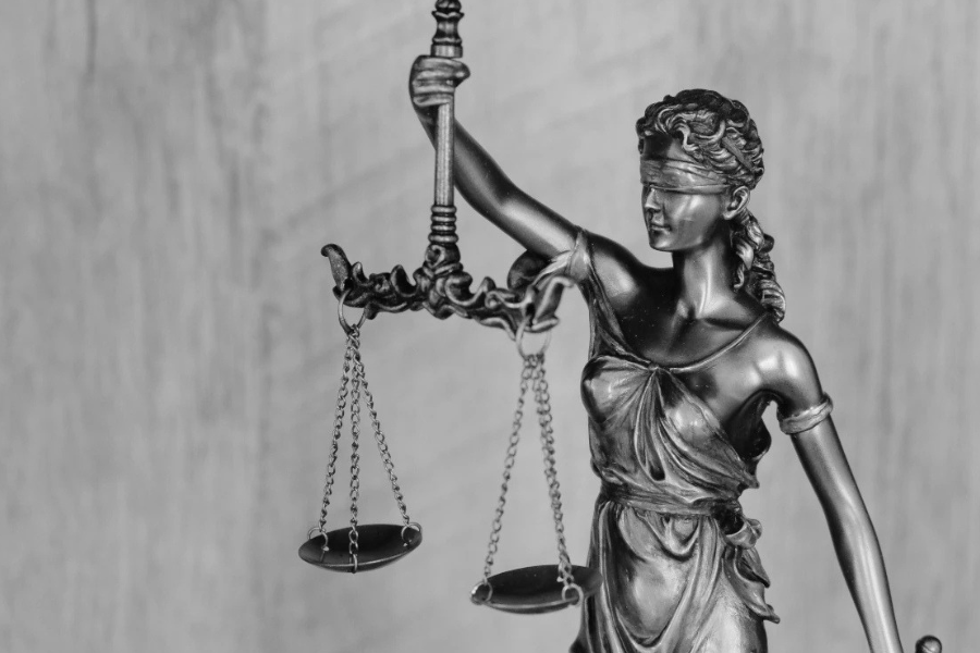 Figura Temidy z wagą – symbol prawa i sprawiedliwości.
