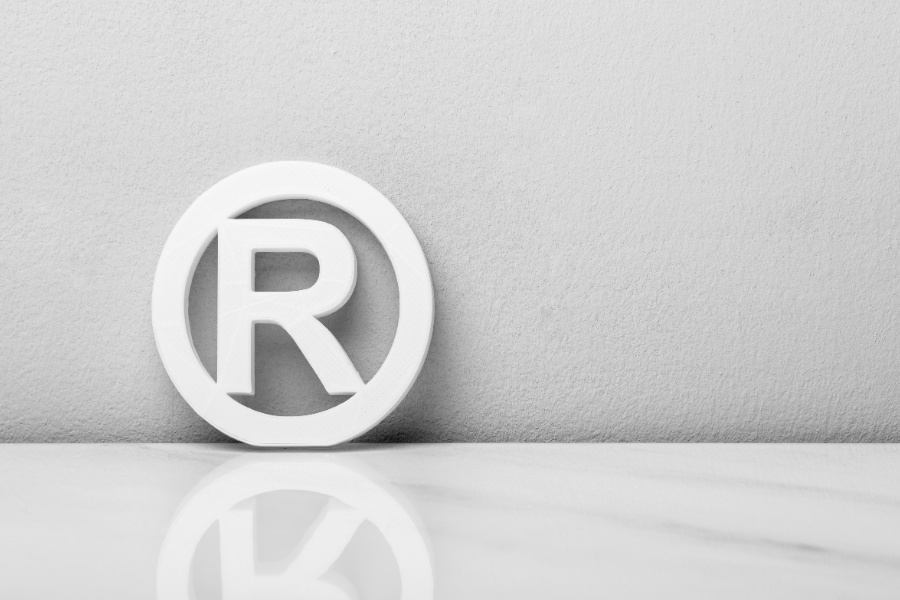 Symbol zastrzeżonego znaku towarowego – rejestracja i ochrona marki.