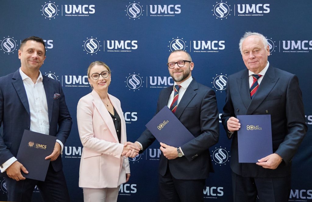 Przedstawiciele kancelarii Jasna 3 i UMCS podczas podpisania porozumienia o współpracy.